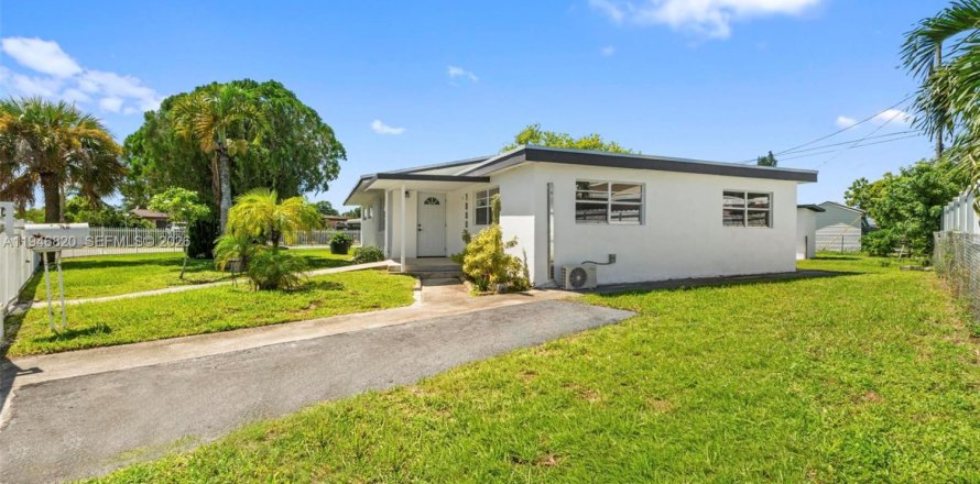 House in Miami Gardens, Florida 4 bedrooms, 129.97 sq.m. № 2003059