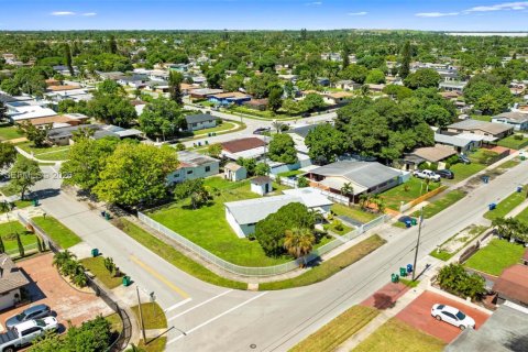 House in Miami Gardens, Florida 4 bedrooms, 129.97 sq.m. № 2003059 - photo 28