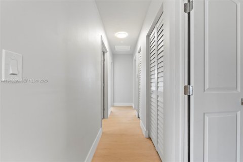 House in Miami Gardens, Florida 4 bedrooms, 129.97 sq.m. № 2003059 - photo 17