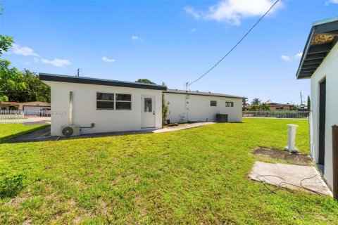 House in Miami Gardens, Florida 4 bedrooms, 129.97 sq.m. № 2003059 - photo 25