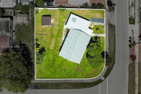 House in Miami Gardens, Florida 4 bedrooms, 129.97 sq.m. № 2003059 - photo 27