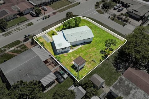 House in Miami Gardens, Florida 4 bedrooms, 129.97 sq.m. № 2003059 - photo 30