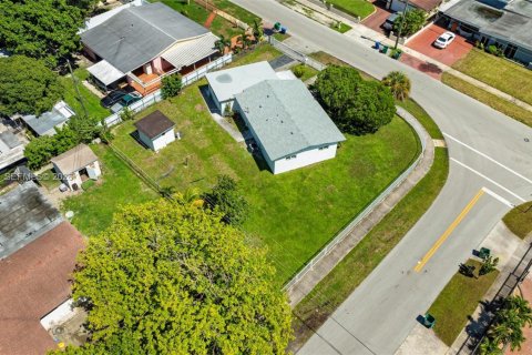 House in Miami Gardens, Florida 4 bedrooms, 129.97 sq.m. № 2003059 - photo 29