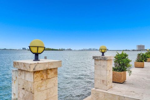 House in North Miami, Florida 6 bedrooms, 510.31 sq.m. № 1863853 - photo 5