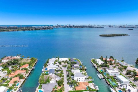 House in North Miami, Florida 6 bedrooms, 510.31 sq.m. № 1863853 - photo 12