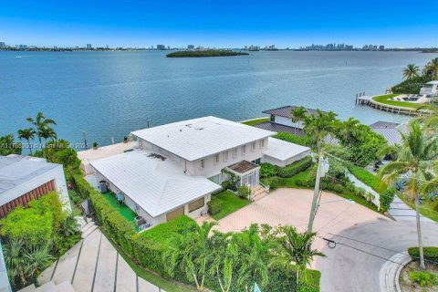 House in North Miami, Florida 6 bedrooms, 510.31 sq.m. № 1863853 - photo 1