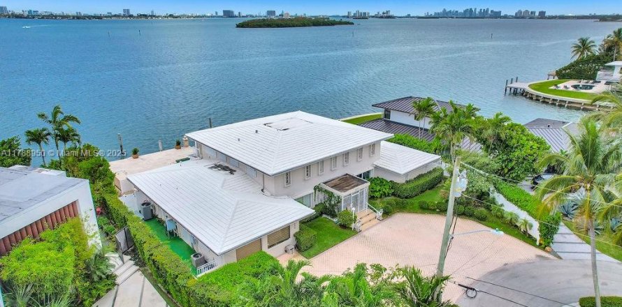 House in North Miami, Florida 6 bedrooms, 510.31 sq.m. № 1863853