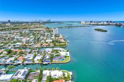 House in North Miami, Florida 6 bedrooms, 510.31 sq.m. № 1863853 - photo 10