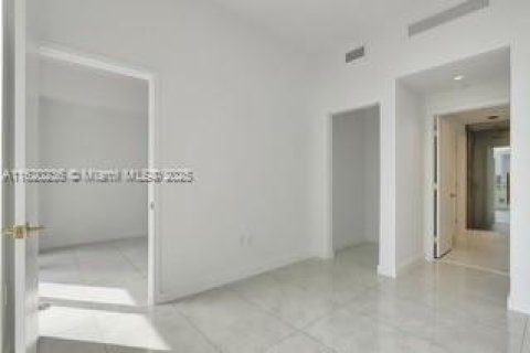 Condo in Miami, Florida, 1 bedroom  № 1269018 - photo 16