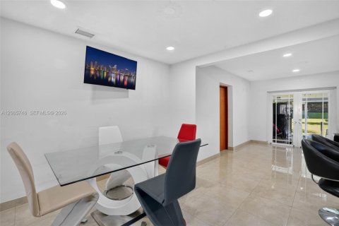 House in Miami, Florida 3 bedrooms, 243.22 sq.m. № 2282673 - photo 9