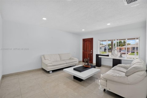 House in Miami, Florida 3 bedrooms, 243.22 sq.m. № 2282673 - photo 7