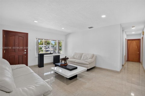 House in Miami, Florida 3 bedrooms, 243.22 sq.m. № 2282673 - photo 8