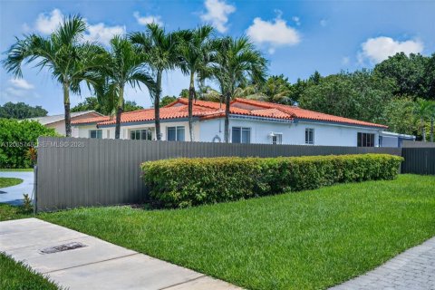 House in Miami, Florida 3 bedrooms, 243.22 sq.m. № 2282673