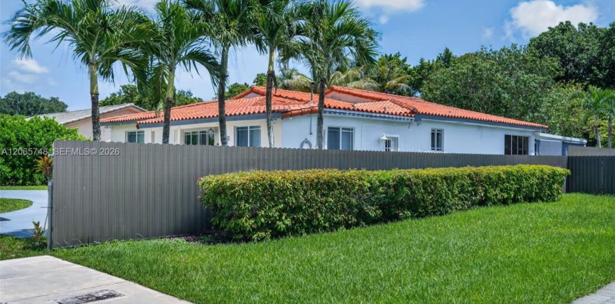 House in Miami, Florida 3 bedrooms, 243.22 sq.m. № 2282673