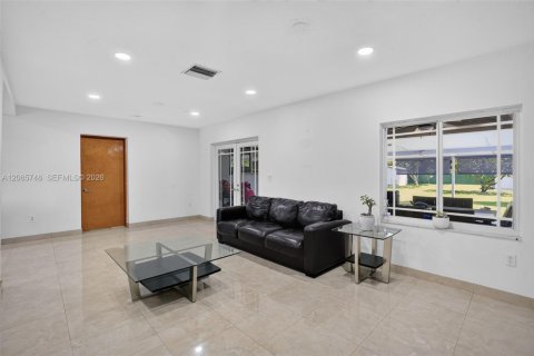 House in Miami, Florida 3 bedrooms, 243.22 sq.m. № 2282673 - photo 20