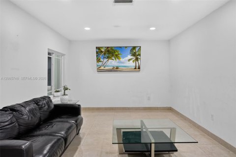 House in Miami, Florida 3 bedrooms, 243.22 sq.m. № 2282673 - photo 19