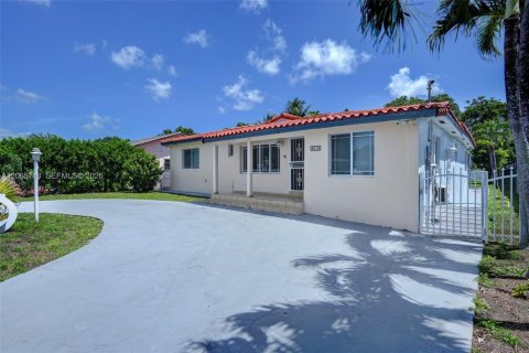 House in Miami, Florida 3 bedrooms, 243.22 sq.m. № 2282673 - photo 4