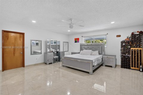 House in Miami, Florida 3 bedrooms, 243.22 sq.m. № 2282673 - photo 22