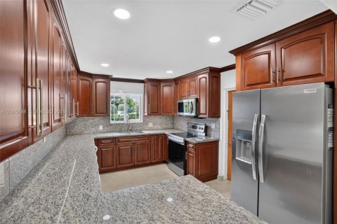 House in Miami, Florida 3 bedrooms, 243.22 sq.m. № 2282673 - photo 13
