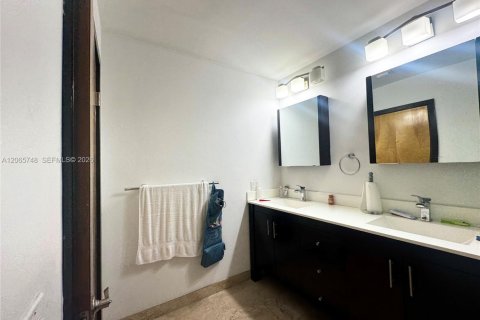 House in Miami, Florida 3 bedrooms, 243.22 sq.m. № 2282673 - photo 29