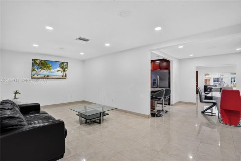 House in Miami, Florida 3 bedrooms, 243.22 sq.m. № 2282673 - photo 18