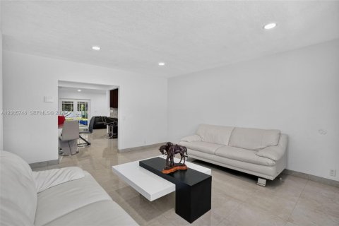 House in Miami, Florida 3 bedrooms, 243.22 sq.m. № 2282673 - photo 6