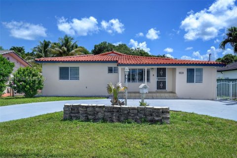 House in Miami, Florida 3 bedrooms, 243.22 sq.m. № 2282673 - photo 2