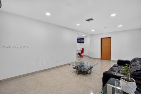 House in Miami, Florida 3 bedrooms, 243.22 sq.m. № 2282673 - photo 21