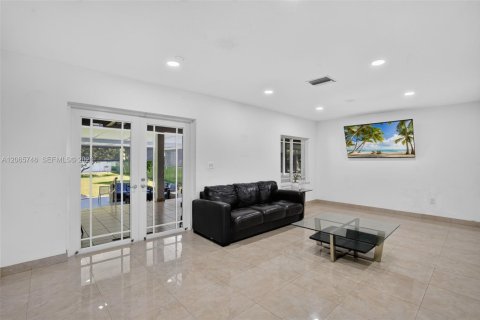House in Miami, Florida 3 bedrooms, 243.22 sq.m. № 2282673 - photo 17
