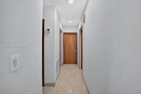 House in Miami, Florida 3 bedrooms, 243.22 sq.m. № 2282673 - photo 30