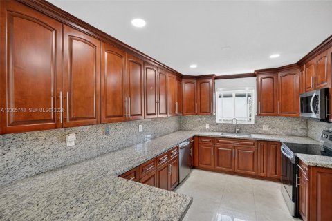 House in Miami, Florida 3 bedrooms, 243.22 sq.m. № 2282673 - photo 12