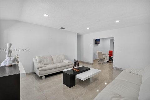 House in Miami, Florida 3 bedrooms, 243.22 sq.m. № 2282673 - photo 5