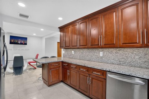 House in Miami, Florida 3 bedrooms, 243.22 sq.m. № 2282673 - photo 15