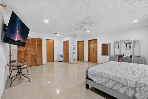 House in Miami, Florida 3 bedrooms, 243.22 sq.m. № 2282673 - photo 23