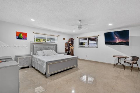 House in Miami, Florida 3 bedrooms, 243.22 sq.m. № 2282673 - photo 25