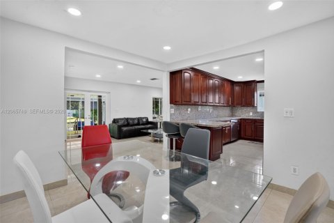 House in Miami, Florida 3 bedrooms, 243.22 sq.m. № 2282673 - photo 10