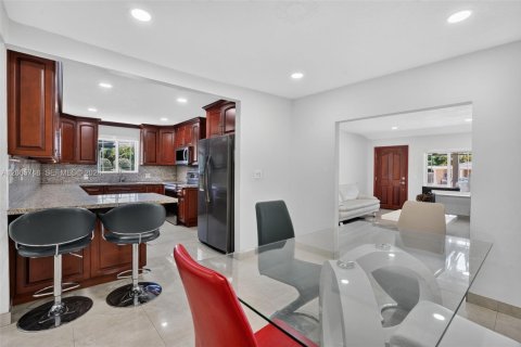 House in Miami, Florida 3 bedrooms, 243.22 sq.m. № 2282673 - photo 11