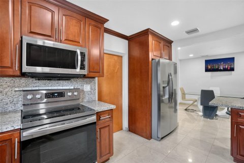 House in Miami, Florida 3 bedrooms, 243.22 sq.m. № 2282673 - photo 14