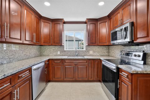 House in Miami, Florida 3 bedrooms, 243.22 sq.m. № 2282673 - photo 16