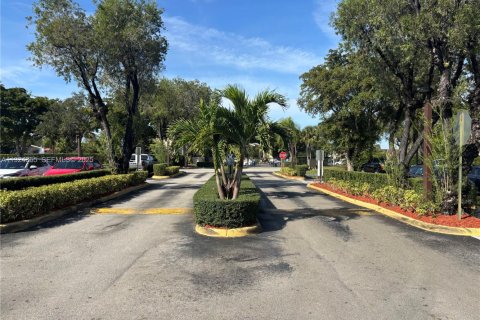 Copropriété à vendre à Miami, Floride: 3 chambres, 112.04 m2 № 2082894 - photo 2