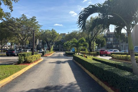 Copropriété à vendre à Miami, Floride: 3 chambres, 112.04 m2 № 2082894 - photo 30