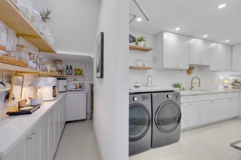 Купить виллу или дом в Майами, Флорида 4 спальни, 294.5м2, № 2085361 - фото 24