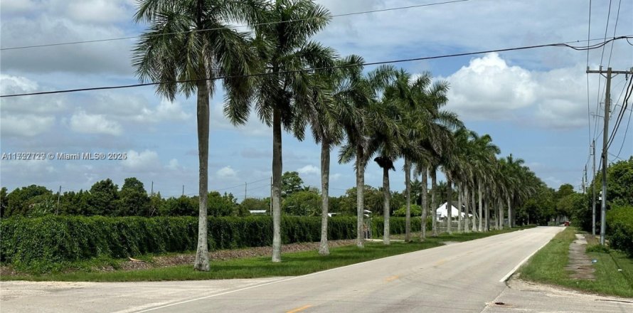 Commercial property in Homestead, Florida № 1477959