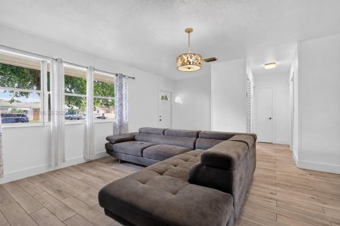 Villa ou maison à vendre à Hollywood, Floride: 3 chambres, 123.75 m2 № 2414618 - photo 8