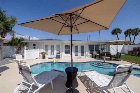 House in New Smyrna Beach, Florida 3 bedrooms, 144.74 sq.m. № 2214317 - photo 2