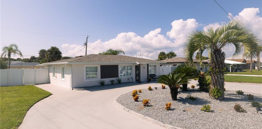 House in New Smyrna Beach, Florida 3 bedrooms, 144.74 sq.m. № 2214317
