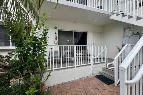 Condo in Bay Harbor Islands, Florida, 2 bedrooms  № 1863221 - photo 11