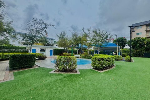 Condo in Bay Harbor Islands, Florida, 2 bedrooms  № 1863221 - photo 14