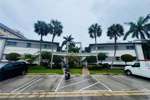 Condo in Bay Harbor Islands, Florida, 2 bedrooms  № 1863221 - photo 1