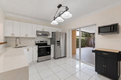 Condominio en venta en Hialeah, Florida, 3 dormitorios, 114.27 m2 № 2168075 - foto 6